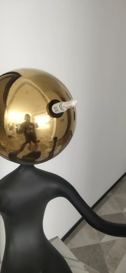 Торшер человек с лампой черный с золотом, стекловолокно, светодиодный E27 - напольный светильник