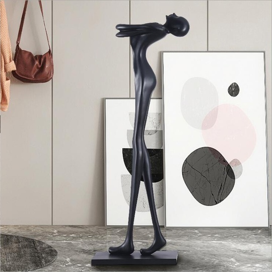 Скульптура девушки черный цвет. Last Girl