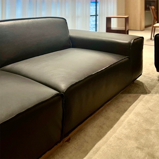 Прямой диван Charlotte чёрный орех, кожа, 234*105*76 см