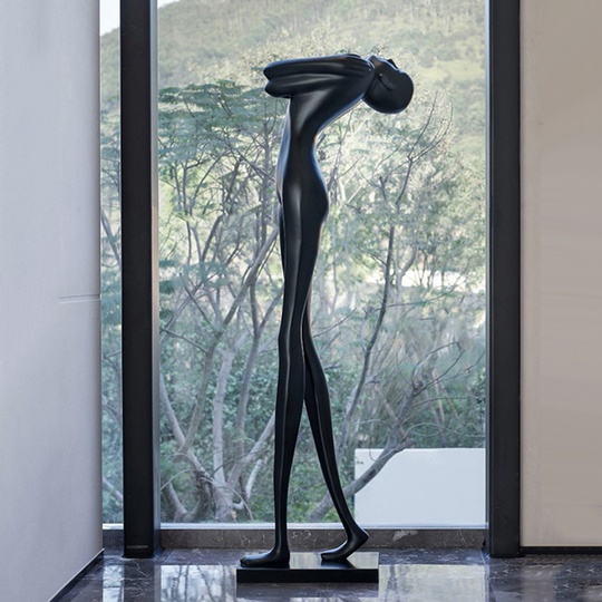 Скульптура девушки черный цвет. Last Girl