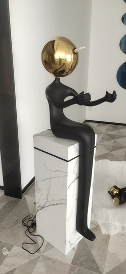 Торшер человек с лампой черный с золотом, стекловолокно, светодиодный E27 - напольный светильник