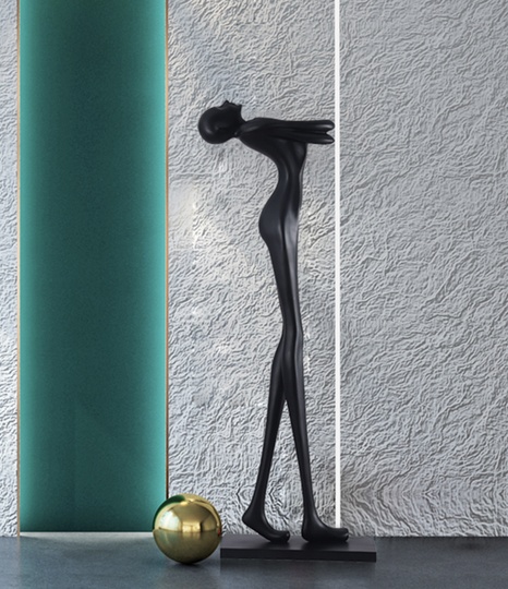 Скульптура девушки черный цвет. Last Girl