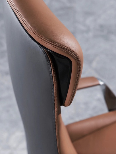 Кресло офисное для руководителя, перфорированная кожа, алюминиевый сплав